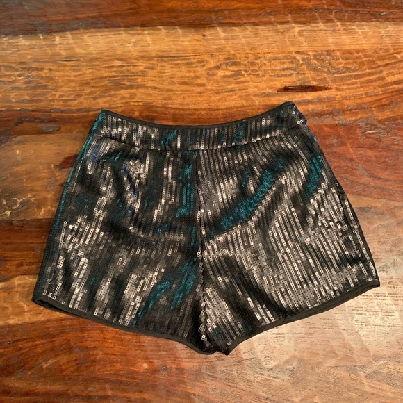 Adorable sequin shorts - Picture 3 of 7